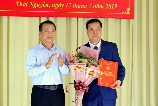 GS.TS Phạm Hồng Quang trao quyết định và tặng hoa chúc mừng PGS.TS Mai Xuân Trường - Hiệu trưởng Trường ĐH Sư phạm Thái Nguyên. 