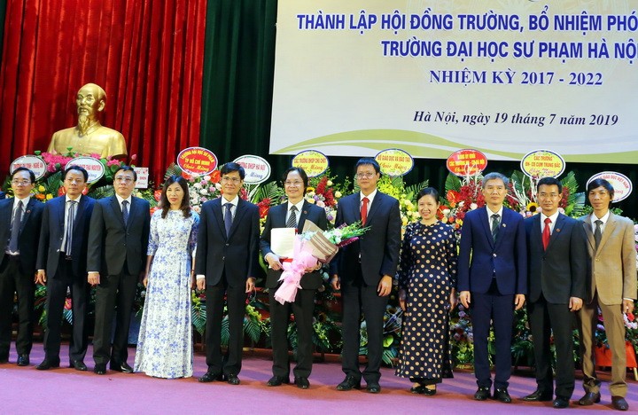 Thứ trưởng Lê Hải An trao quyết định cho Chủ tịch Hội đồng trường và 17 thành viên Hội đồng trường ra mắt tại buổi lễ. Ảnh: Việt Hà.