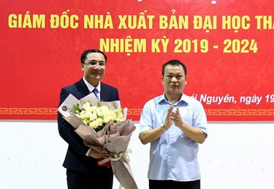 GS.TS Phạm Hồng Quang trao quyết định, tặng hoa chúc mừng TS. Phạm Quốc Tuấn – Giám đốc NXB Đại học Thái Nguyên