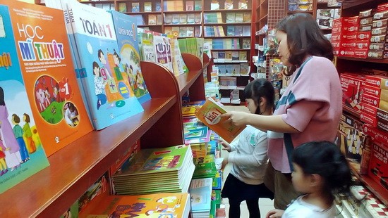 Đường dây nóng trợ giúp phụ huynh mua sách cho năm học mới