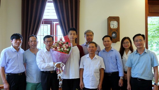 GS.TS Nguyễn Văn Minh tặng hoa chúc mừng em Nguyễn Thuận Hưng và gia đình. Ảnh:Việt Hà