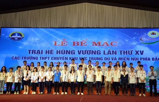 Học sinh trường THPT chuyên Vĩnh Phúc nhận giải trong Lễ bế mạc Trại hè Hùng Vương năm 2019