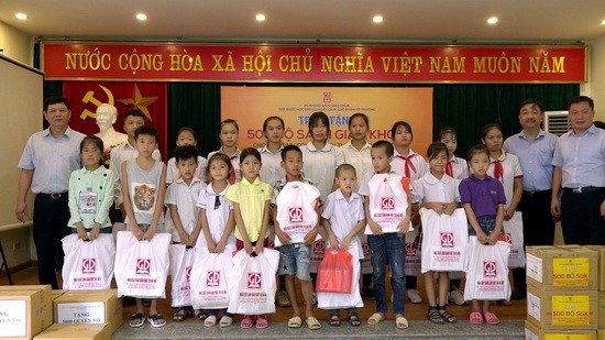 NXB Giáo dục Việt Nam trao tặng 500 bộ SGK cho học sinh có hoàn cảnh khó khăn tỉnh Cao Bằng