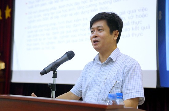 Ông Nguyễn Xuân Thành - Giám đốc Dự án RGEP trình bày một số vấn đề về đổi mới giáo dục phổ thông tại buổi tập huấn. Ảnh: Việt Hà 