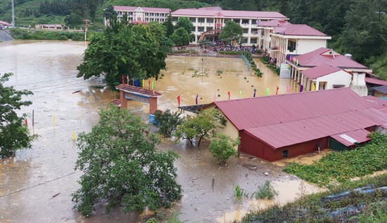 Trường THCS Si Ma Cai ngập sâu đến 1,5 m trong nước. Ảnh: báo Lào Cai