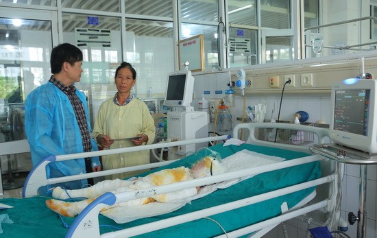 Ông Nguyễn Bá Minh tặng quà và động viên phụ huynh các cháu bị bỏng đang được điều trị tại Viện bỏng Quốc gia. Ảnh: Việt Hà