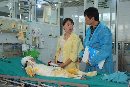 Đại diện Bộ GD&ĐT, ông Nguyễn Bá Minh - Vụ trưởng Vụ Giáo dục mầm non thăm các cháu bị bỏng đang điều trị tại Viện bỏng quốc gia. Ảnh: Việt Hà 