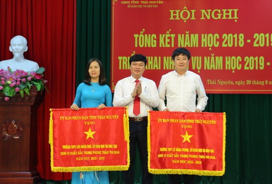 Ông Phạm Việt Đức trao tặng cờ thi đua của UBND tỉnh Thái Nguyên cho hai đơn vị xuất sắc trong phong trào thi đua năm học 2018 - 2019. Ảnh: Việt Hà
