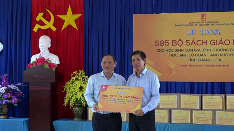 Ông Nguyễn Đức Thái – Chủ tịch HĐTV NXB Giáo dục Việt Nam trao tặng 595 bộ SGK cho học sinh có hoàn cảnh khó khăn tỉnh Khánh Hoà.