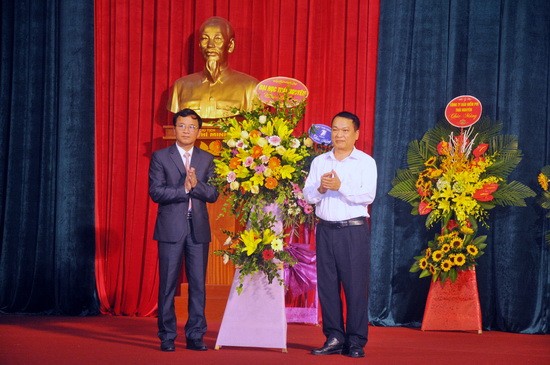 GS.TS Phạm Hồng Quang tặng hoa chúc mừng Trường ĐH Kinh tế và Quản trị Kinh doanh nhân lễ khai giảng năm học mới.