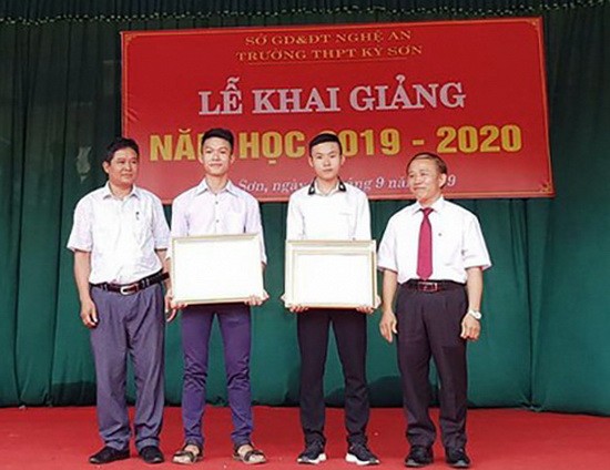 Em Lương thế Mạnh (thứ 2 từ phải sang) cùng Lương Văn Đức được Trường THPT Kỳ Sơn khen thưởng trong lễ khai giảng năm học mới. Ảnh: nguoiduatin. 