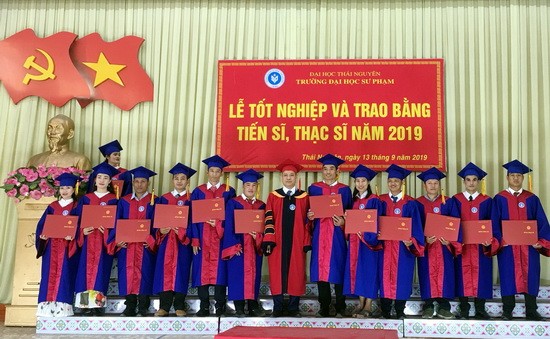 PGS.TS Mai Xuân Trường - Hiệu trưởng trao bằng cho các tân tiến sĩ, thạc sĩ.