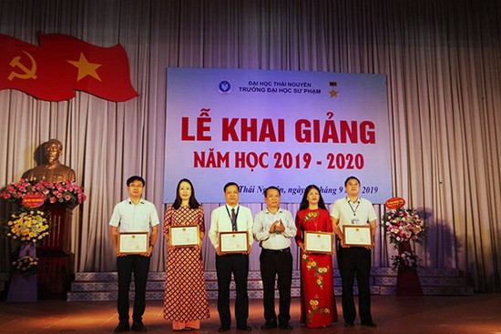 GS.TS Phạm Hồng Quang khen tặng các cán bộ, giảng viên đạt danh hiệu Chiến sỹ thi đua cấp Bộ.