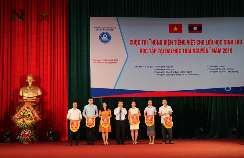 GS.TS Phạm Hồng Quang - Giám đốc ĐH Thái Nguyên trao giải cho các sinh viên Lào