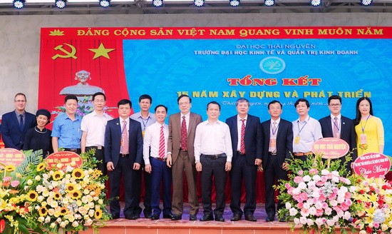 GS.TS Phạm Hồng Quang cùng BGH nhà trường và các thế hệ lãnh đạo tại buổi lễ