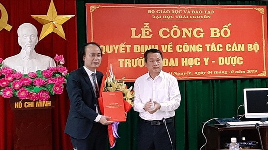 GS.TS Phạm Hồng Quang trao quyết định và tặng hoa chúc mừng PGS.TS Nguyễn Tiến Dũng.