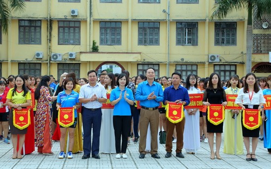 Ông Nguyễn Đức Thịnh - Trưởng BTC cùng các đại biểu tặng cờ lưu niệm cho các đội tham dự giải tại lễ khai mạc. 