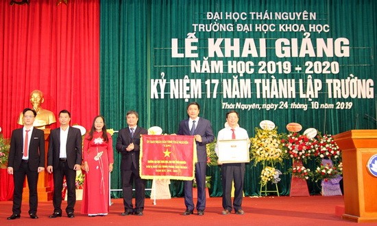 PGS.TS Trần Thanh Vân tặng Cờ của UBND tỉnh Thái Nguyên cho nhà trường.