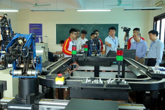 Các đại biểu tham quan Modul thí nghiệm Cơ điện tử của Khoa Điện tử - Trường ĐH Kỹ Thuật Công nghiệp Thái Nguyên. Ảnh: Việt Hà