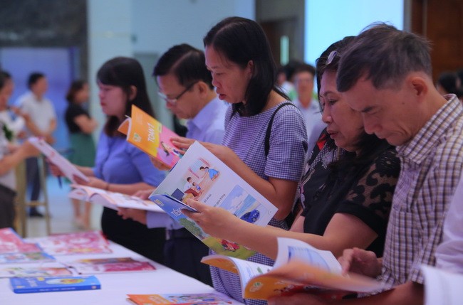 Các nhà giáo tham khảo các bộ mẫu SGK được NXB Giáo dục Việt Nam giới thiệu gần đây. Ảnh: Việt Hà