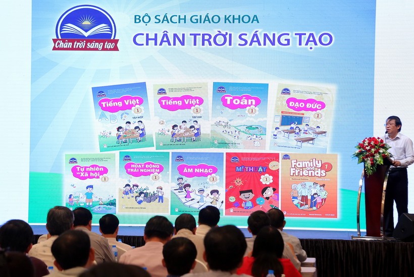 Ông Bùi Mạnh Hùng - Tổng chủ biên giới thiệu bộ SGK "Chân trời sáng tạo" của NXB Giáo dục Việt Nam. Ảnh: Việt Hà