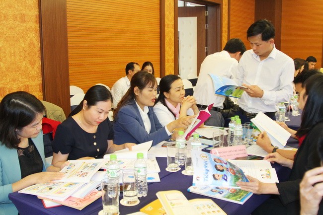 Các giáo viên, cán bộ quản lý tiếp cận, nghiên cứu các bộ sách mẫu của NXB Giáo dục Việt Nam. Ảnh: Việt Hà