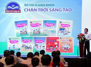 Ông Bùi Mạnh Hùng - Tổng chủ biên giới thiệu bộ SGK "Chân trời sáng tạo" tại một buổi hội thảo giới thiệu SGK mới của NXB Giáo dục Việt Nam. Ảnh: Việt Hà