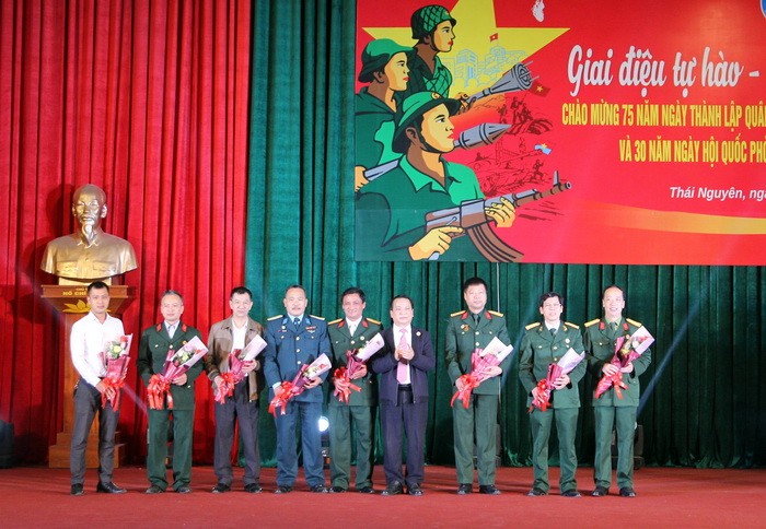 GS Phạm Hồng Quang tặng hoa Hội Cựu chiến binh của các trường đại học, đơn vị thành viên Đại học Thái Nguyên