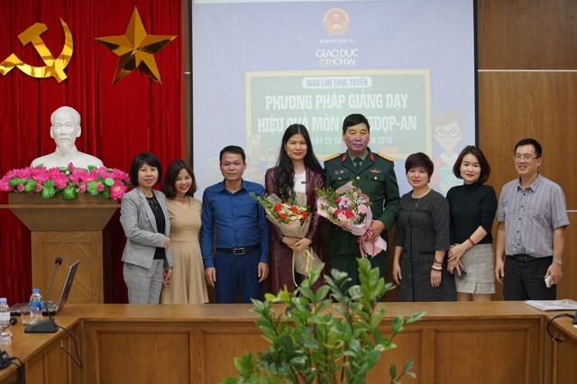 Bà Dương Thanh Hương (thứ 3 từ phải sang) - Phó TBT Báo GD&TĐ tặng hoa cho Đại tá TS. Vũ Minh và cô Ngô Thị Út. Ảnh: Xuân Phú. 