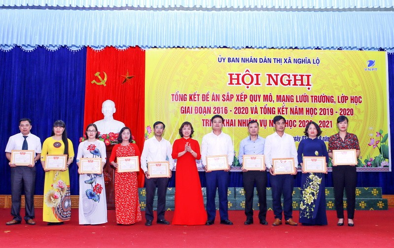 Bà Đỗ Thị Thanh Nga (thứ 6 từ trái qua) trao tặng các phần thưởng thi đua, danh hiệu cho các tập thể và cá nhân tại hội nghị. 