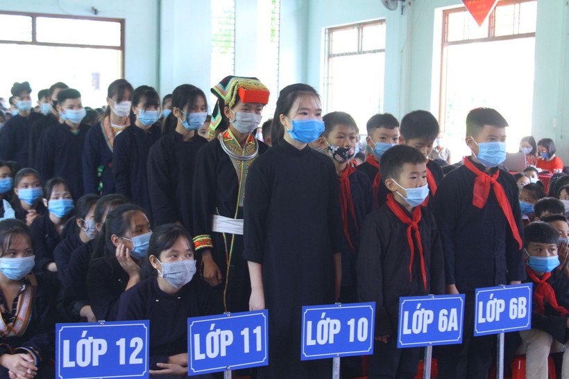 Các em học sinh đầu cấp khối 6 THCS và khối 10 THPT ra mắt trong lễ khai giảng. Ảnh: Việt Hà