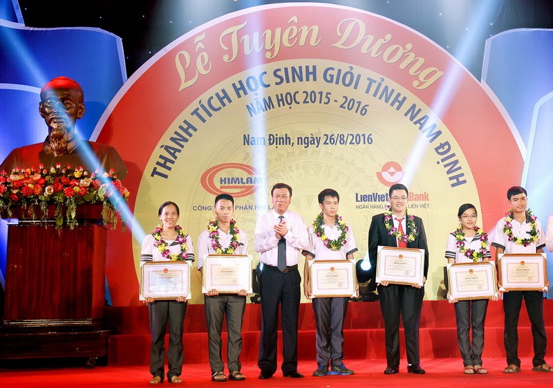 Đồng chí Đoàn Hồng Phong - Uỷ viên T.Ư Đảng, Bí thư Tỉnh ủy Nam Định trao tặng Bằng khen của Bộ GD&ĐT cho học sinh đạt giải quốc gia và quốc tế năm 2015- 2016. 