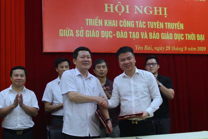 Giám đốc Sở GD&ĐT Yên Bái Vương Văn Bằng (bên trái) cùng Tổng Biên tập Triệu Ngọc Lâm (bên phải) kí kết văn bản hợp tác truyền thông. Ảnh: Việt Hà