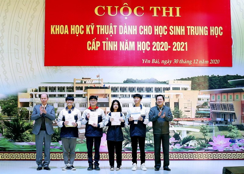 Ông Vương Văn Bằng - Giám đốc Sở GD&ĐT Yên Bái (ngoài cùng bên phải) trao giải Nhất cho 2 nhóm tác giả đoạt giải Nhất. 