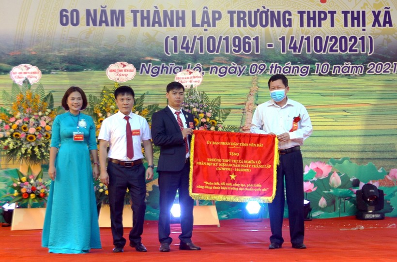 Ông Vương Văn Bằng trao tặng Cờ thi đua của UBND tỉnh Yên Bái cho Trường THPT thị xã Nghĩa Lộ. Ảnh: Việt Hà