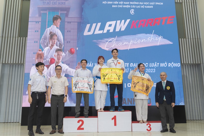Anh Trịnh Hoàng Hiệp - Chủ tịch Hội Sinh viên Trường ĐH Luật TPHCM (trái) trao giải cho các vận động viên