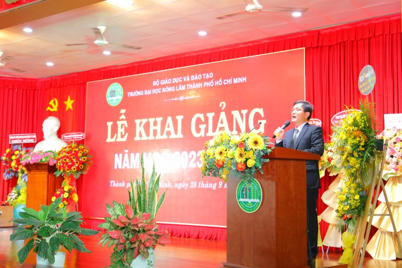 PGS.TS.Nguyễn Tất Toàn, Phó Hiệu trưởng phụ trách Nhà trường phát biểu tại lễ khai giảng