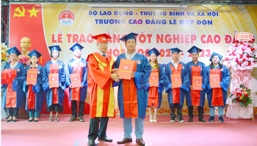 ThS Nguyễn Minh Thanh, Quyền Hiệu trưởng trao bằng tốt nghiệp và chúc mừng 193 sinh viên.