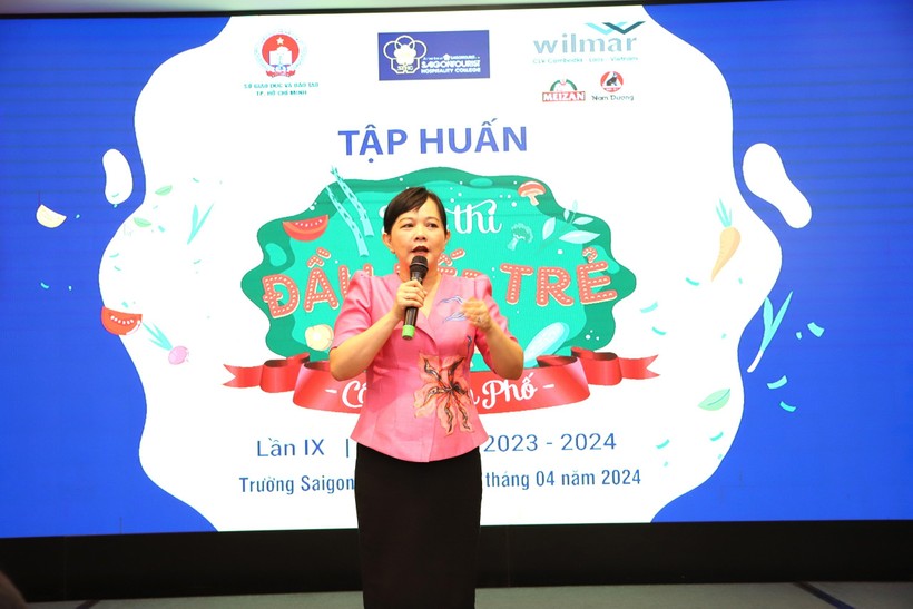 Cô Võ Thị Mỹ Vân – Hiệu trưởng Trường TC Saigontourist, chia sẻ với học sinh tại chương trình 