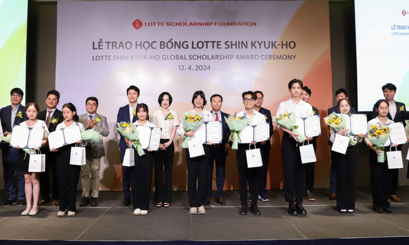 60 sinh viên xuất sắc thuộc 11 trường đại học lớn khu vực TPHCM vừa được trao học bổng lần thứ 24 của Quỹ Lotte.