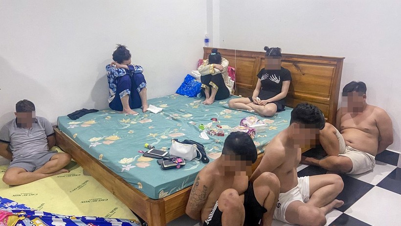 Lực lượng chức năng bắt giữ các đối tượng thuê bungalow ở Phú Quốc để chơi ma túy