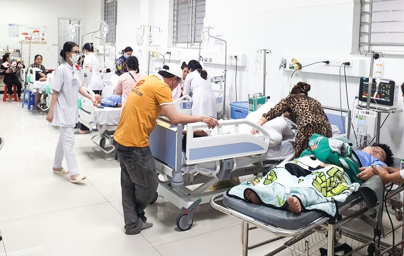 Các em học sinh được theo dõi sức khỏe, điều trị tại Bệnh viện
