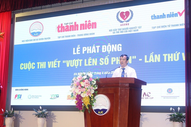  Nhà báo Nguyễn Toàn Thắng, Tổng biên tập Tạp chí Thanh niên, Trưởng ban tổ chức cuộc thi phát biểu khai mạc 