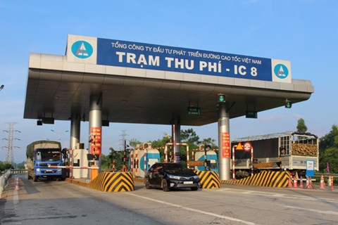Khắc phục hư hỏng tại nút giao IC8 cao tốc Nội Bài - Lào Cai