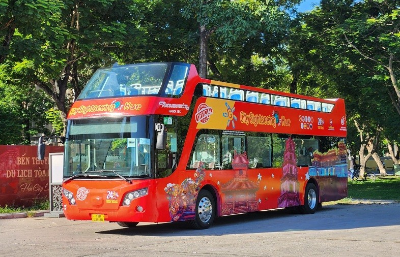 Tham quan Thủ đô bằng xe buýt 2 tầng theo hành trình City tour.