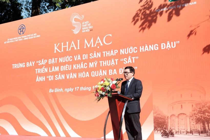 Ông Đỗ Đình Hồng - Giám đốc Sở Văn hóa và Thể thao Hà Nội phát biểu khai mạc triển lãm. 
