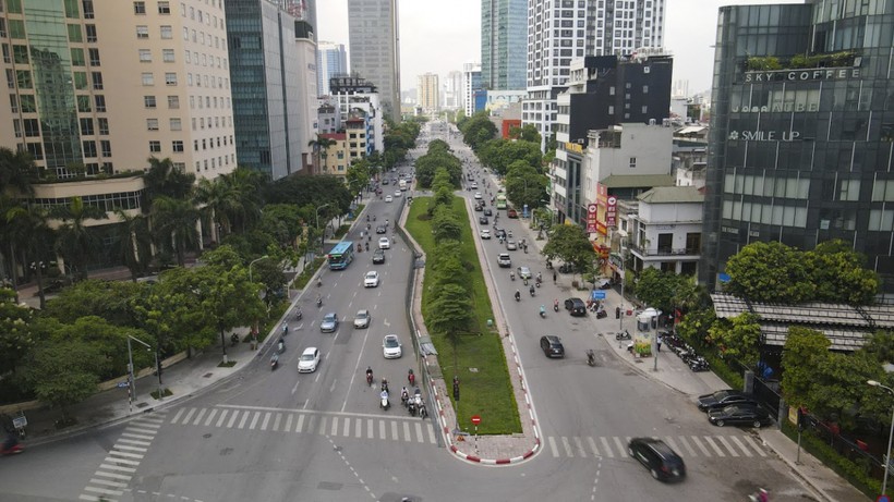 Hà Nội xén dải phân cách nhằm giảm ùn tắc giao thông cuối năm 2023.