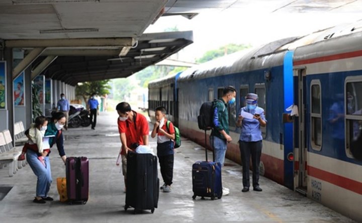 Công ty CP vận tải Đường sắt Hà Nội mở bán vé các đoàn tàu chạy thường xuyên phục vụ người dân đi lại dịp nghỉ lễ. 