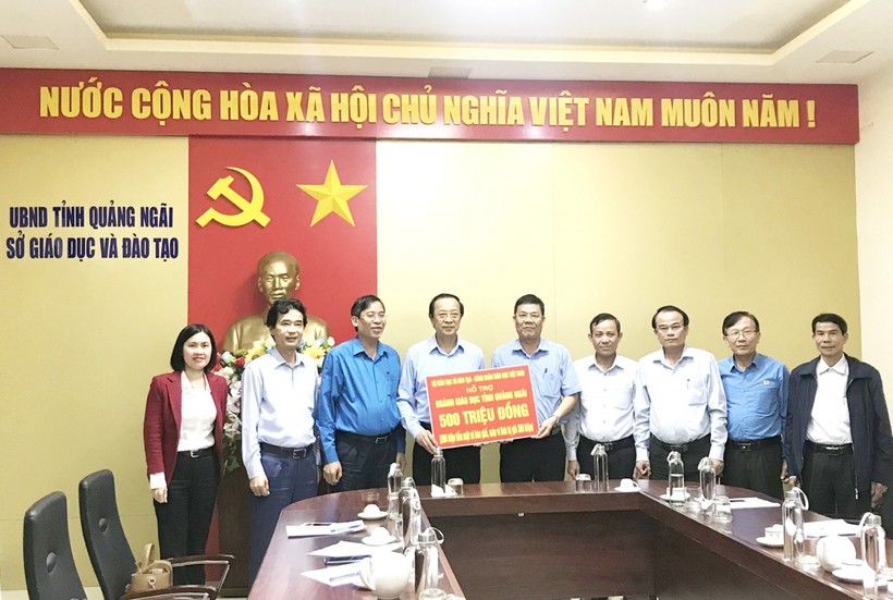 Thứ trưởng Bộ GD&ĐT Phạm Ngọc Thưởng trao quà hỗ trợ của Bộ GD&ĐT và Công đoàn Giáo dục Việt Nam cho ngành GD&ĐT Quảng Ngãi.