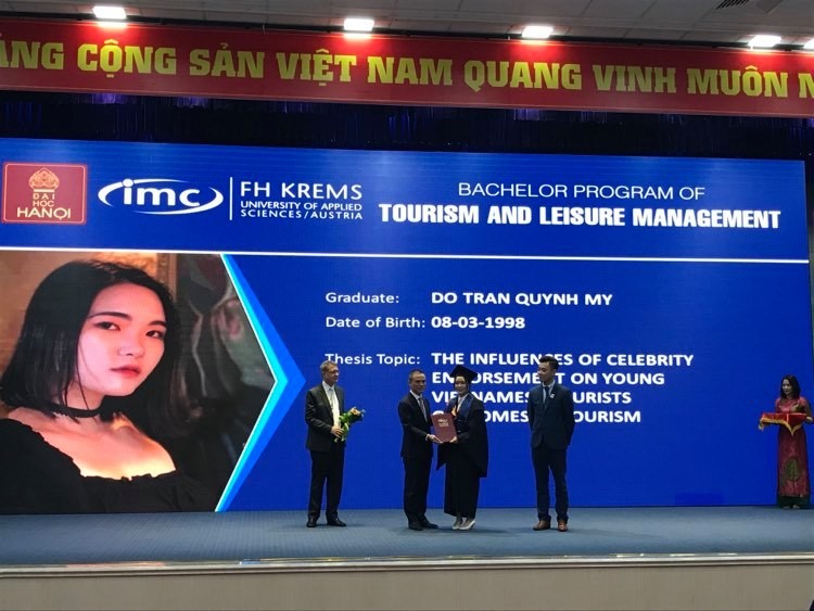 PGS.TS Nguyễn Văn Trào trao bằng tốt nghiệp.
